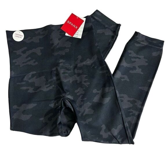 Spanx Look at Me Now Seamless Leggings Cropped
Black Camo size XS new - Picture 4 of 11